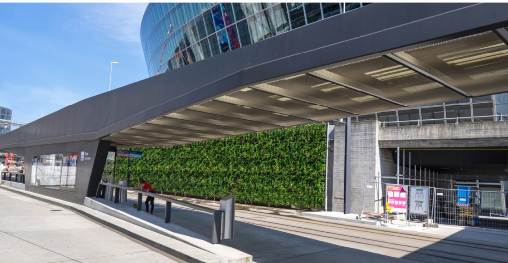 зеленая стена аэропорта в Цюрихе
